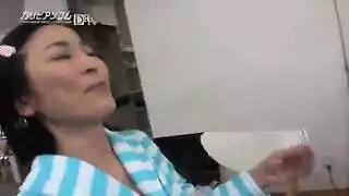 فتاة آسيوية ممتلئة تتعرض للجماع الخلفي من صديقها في جنس عنيف