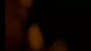 العاهرة الآسيوية النحيفة تتعرض فرجها الحليق للضرب في مشهد إباحي صارم