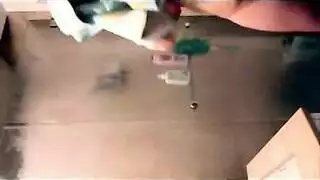 فتاة مفلس في فستان صغير على وشك الانجراف في مكان عملها