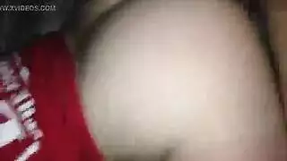 فتاة سمراء في ثلاثي جنسي قاسي مع شابين ممتلئين