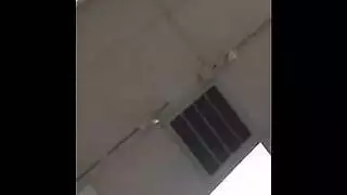 الشقراء كبيرة الصدر ذات الوشم تأخذ ضربًا قويًا على طاولة المساج