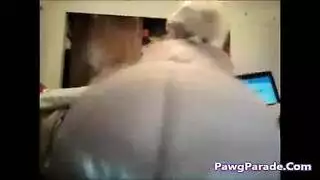 فتاة حارقة في ملابس كاشفة تُمارس الجنس بقوة