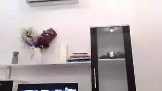 برونيت بجوارب حمراء طويلة تدخل عدة أصابع داخلها