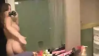 فتاة حامل مثيرة تخدم قضيبًا سميكًا