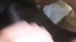 الخادمة تيترق النظر الى سيدها وزوجته