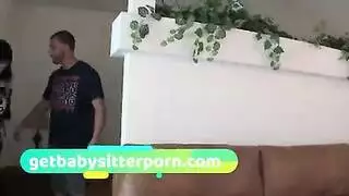 جليسة الأطفال المراهقة تتعرض لضرب قوي أثناء العمل
