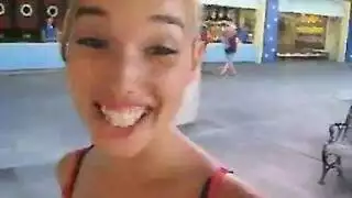 شرج مراهقة صغيرة: قضيب صلب يمدد فتحتها الصغيرة