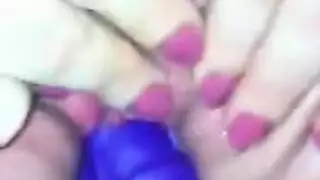 شرموطة ناضجة بتضرب عشرات وتنزل لبنها