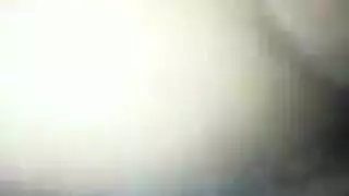 جدة تبلع القضيب بعمق ثم تركب قضيب جار ضخم في فيلم بورنو صريح
