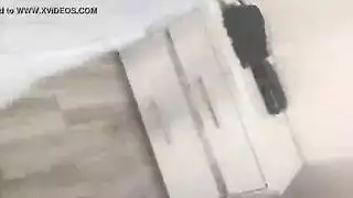 الرومانية السمينة العاهرة تستمتع وحدها في رداء شفاف