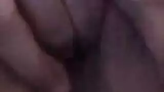 جينا سكاي تئن بصوت عالٍ بينما تجعلها اللعبة الجنسية تنزل بقوة