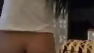 حلوة جزائرية حارة تأخذ زب ضخم في فتحاتها الضيقة