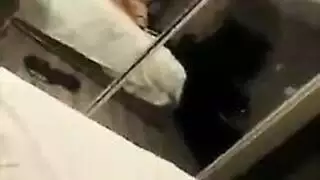 فتاة ترانز شقراء تمتلئ فمها بقضيب أسود ضخم