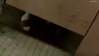 فارس الحي يمارس الجنس مع كل ربة منزل في البلدة