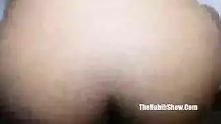 فتحة الساقين على عجلة القيادة فتاة أنيقة تستعد للعمل