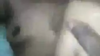 امرأة جميلة بدينة تتفجر وحيدة مع مشهد لعبة جنسية