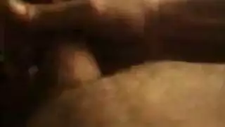 بنت سمراء كبير وبنت بيضاء صغيرة