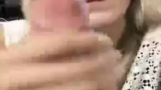 عاهرة شقراء تقايض جنس فموي وتأخذ السائل المنوي
