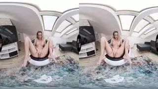 جعل فرجها وجسمها زلقين
