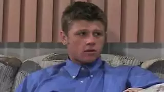 مؤخرة مراهق تُضرب بقسوة في فيلم إباحي