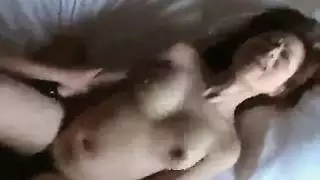 شاب ذو ثديين كبيرين يضاجع امرأة ناضجة بقوة