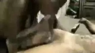 مشهد إباحي: امرأة خبيرة وشاب متحمس