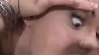 العاهرة الجميلة تأخذ قضيبًا سميكًا في حلقة xxx