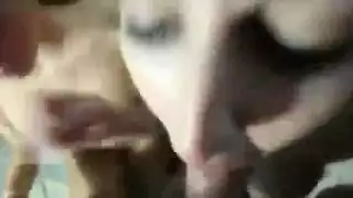 نموذج شاب يجعل العميل ينضم إليها للتسخين في استوديوها الخاص