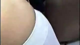 ام تدخل حبيبها على بنتها البنت بنوت وهي نايمه صغيره وتخليه يدخله لها غصب عنه