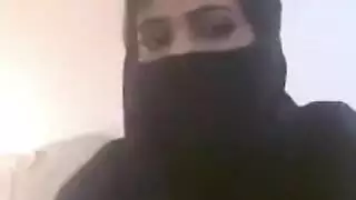 فتاة عربية على الكاميرا تخلع ملابسها وتداعب حلمتيها الصلبتين