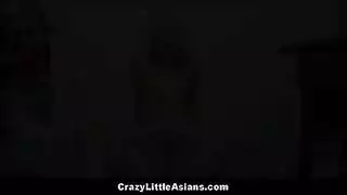 مراهقة صغيرة تأخذ قضيبًا ضخمًا في فمها