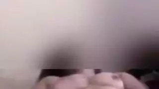 فتاة مكتنزة تأخذ كل شيء بداخلها
