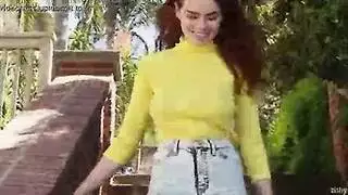 نموذج مراهقة تبرز ثدييها المثاليين في الأماكن العامة