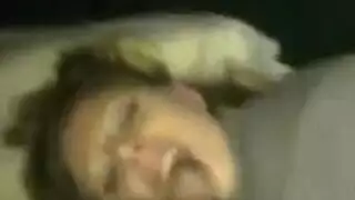 الشقراء تأخذ قضيب طرزان الصلب في حلقها ومؤخرتها