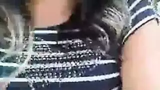 عابرة بمؤخرة ضخمة تركب رجلاً أكبر سناً في فيلم إباحي صريح