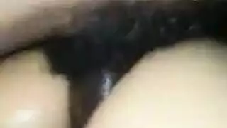 عالقة في الوحل، تأخذ وضعية الكلب بخشونة