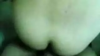 تقلع بشده أمام الرجل ينيكها في الحمام