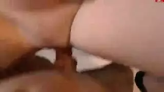 مراهقة سمراء تأخذ شرجًا قاسيًا من حبيبها السابق في السرير
