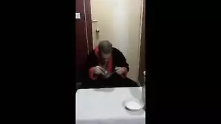 المنصب السياسي لأبيها يجعل كسها يمتلئ بالمني
