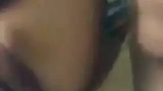 الفتاة الهندية الصغيرة تحصل على هزات متعددة في جلسة سكس ساخنة