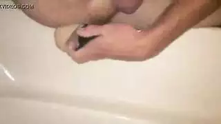 فيديو إكس إكس إكس في الحمام: لعبة قضيب كبير