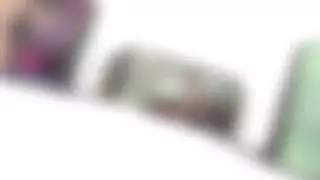 طالب سكران يتم تصويره في علاقة جنسية جماعية في غرفة النوم