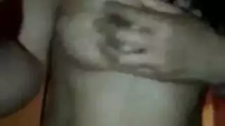 فتاة ألمانية بخطوط سمراء تمارس الجنس الفموي والجماع في فيلم إباحي