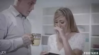 امراة تمسك الرجل مربوط