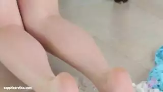 كلاهما يتبادلان