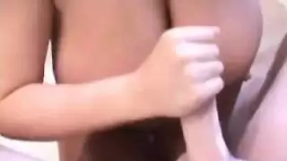 مص قضيب سميك للغاية بصعوبة