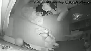اسغر مراهقة تدخل علية تلقي زبو واقف