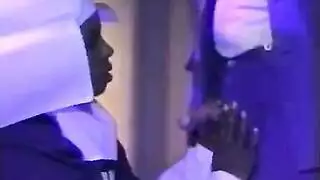 نايم فوق مراتوها وبيحط زبرو في القس بتحها