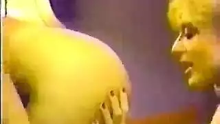 احتفال مثليّات جنسي: لعق مهبل بنبيذ ولعب كريمة