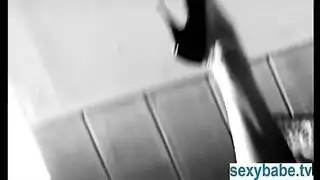 مبتلة وجاهزة على السرير